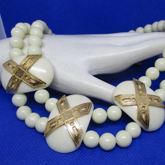 ACCESSOCRAFT NYC Necklace Cream Colored Celluloid GoldTone XOXOX Insert Pendant - Picture 2 of 13